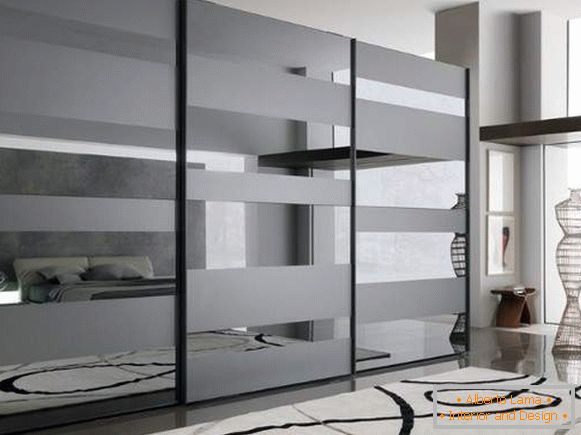 Le idee dell'armadio nella camera da letto: un design moderno con uno specchio