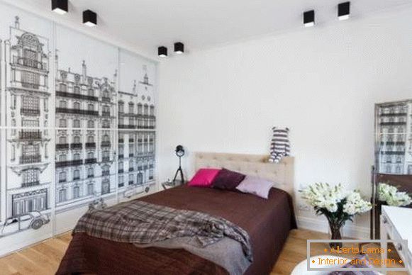 Design della camera da letto con un armadio a scomparsa con un motivo bianco e nero
