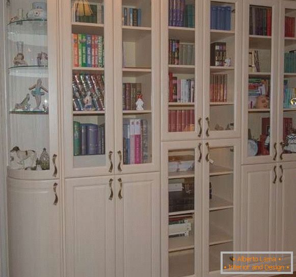 L'idea di una libreria per un soggiorno in bianco