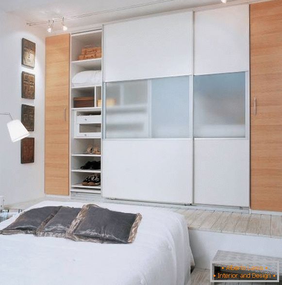 Idea per l'illuminazione di un armadio in camera da letto