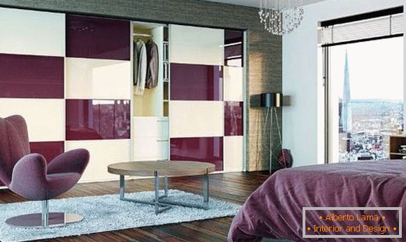 Camera da letto in colore lilla con armadio a muro