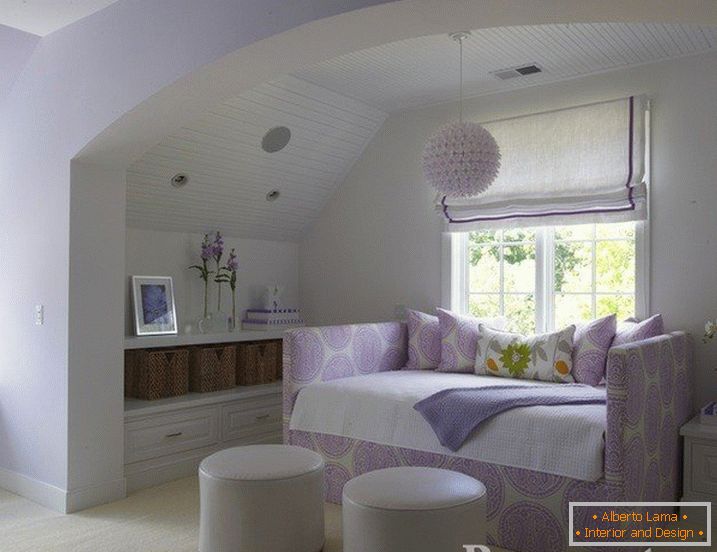 Camera da letto accogliente con un arco in colore bianco-lilla