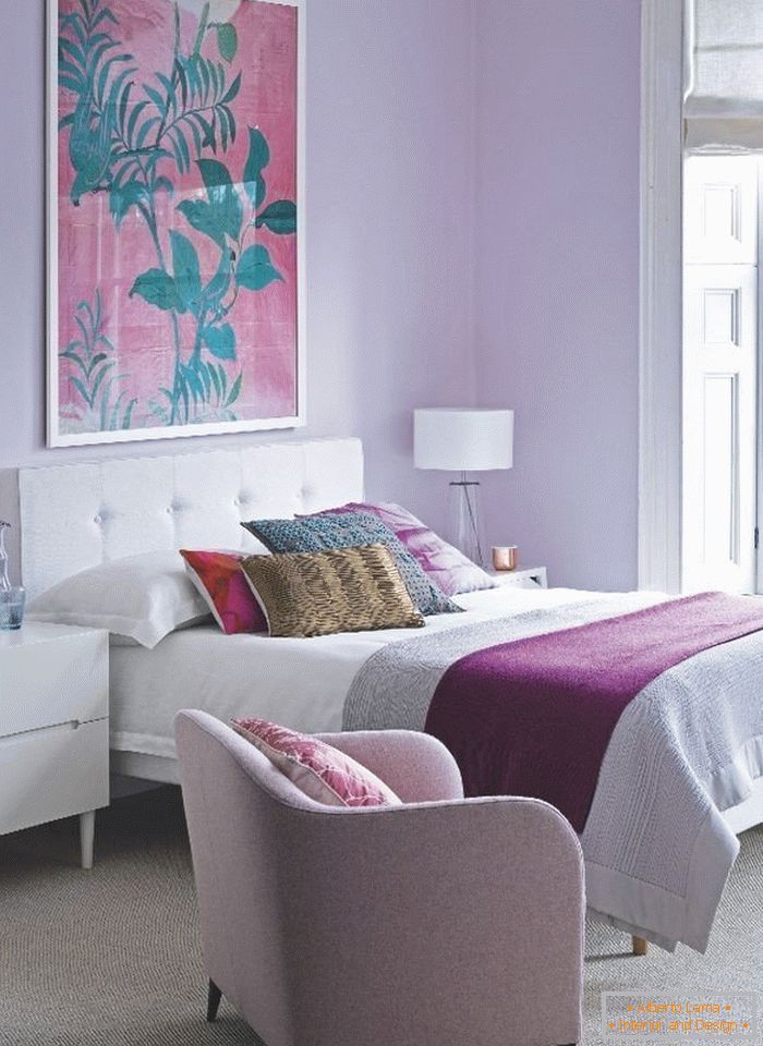 Camera da letto accogliente in colore lilla