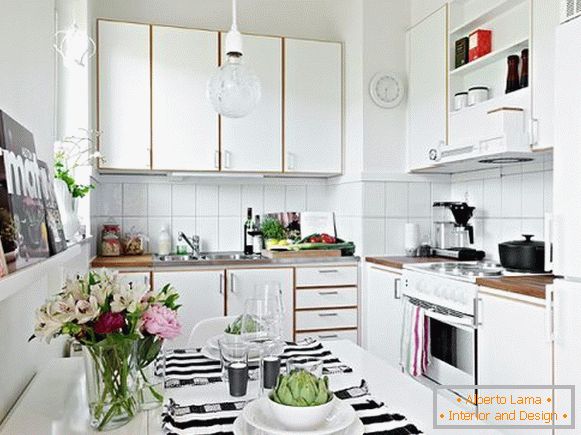 Cucina con sala da pranzo in colore bianco