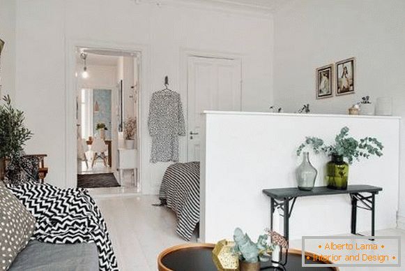Divisione tra soggiorno e camera da letto in un appartamento in stile scandinavo
