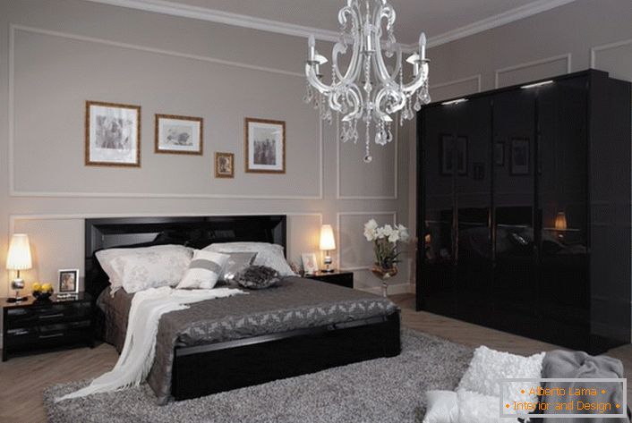 Una camera da letto accogliente ed elegante in stile high-tech, realizzata in toni di grigio chiaro, con mobili neri a contrasto.