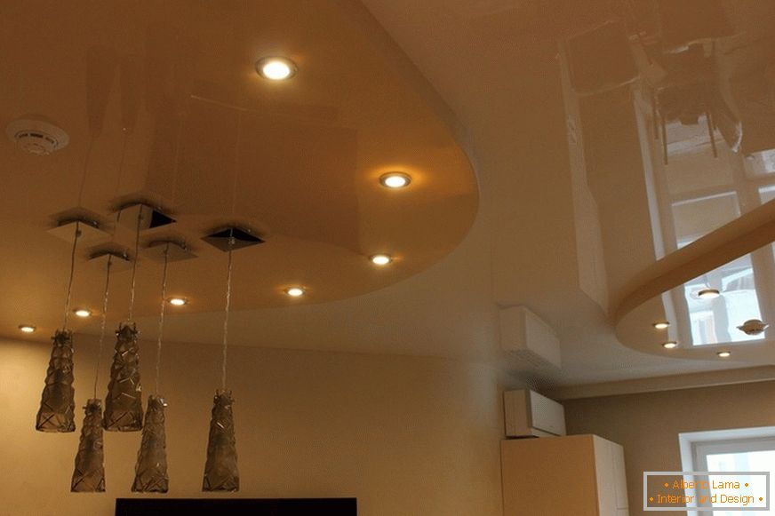 Soffitto teso PVC a due livelli nel soggiorno dell'appartamento cittadino. L'illuminazione concettuale è una buona mossa di design.