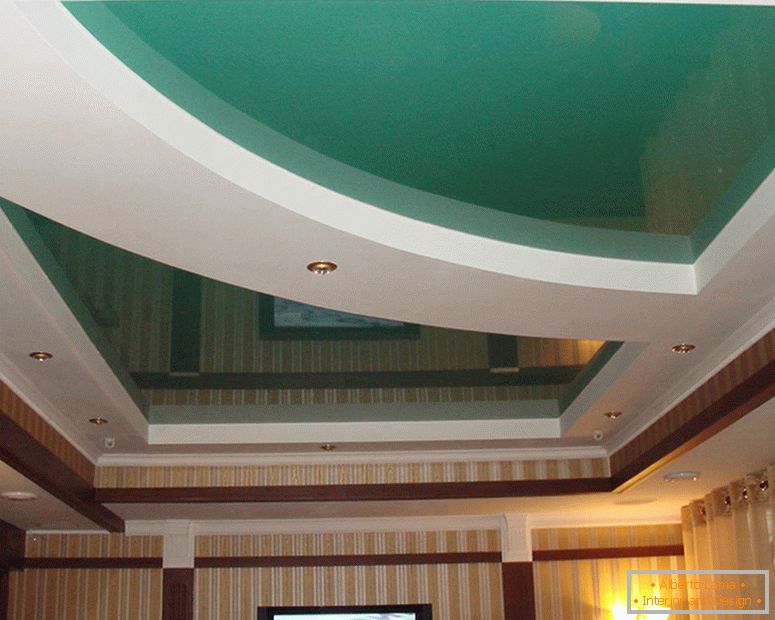 La struttura a più livelli di soffitti in PVC stretch lungo il livello di cartongesso è dotata di LED, lampade integrate.