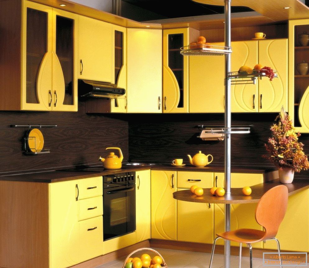 Colore marrone in combinazione con il giallo