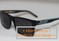 Salvin Clein occhiali da sole con un flash drive a prua