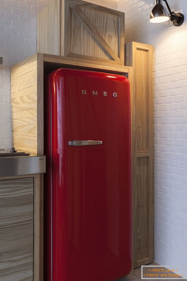 Frigorifero rosso nel design degli interni di un piccolo appartamento