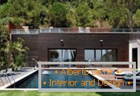 Architettura moderna: un'elegante casa privata sulla costa mediterranea in Spagna