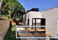 Architettura moderna: un'elegante casa privata sulla costa mediterranea in Spagna