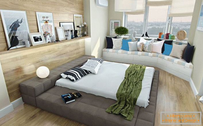 Una soluzione interessante per una camera da letto in stile scandinavo è un piccolo divano sotto la finestra, decorato con cuscini luminosi. 