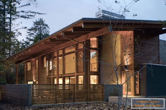 Una casa di campagna in stile high-tech è l'opzione migliore per un comodo connubio con la natura.