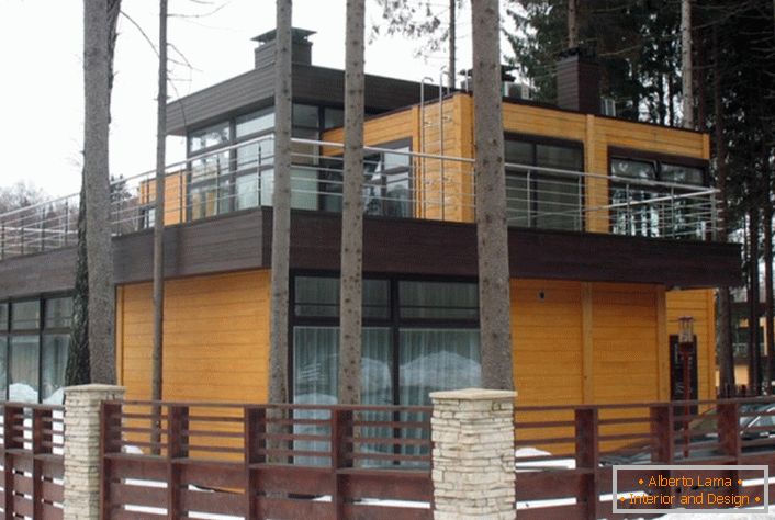 Un esempio del design corretto di una piccola casa nello stile dell'alta tecnologia.