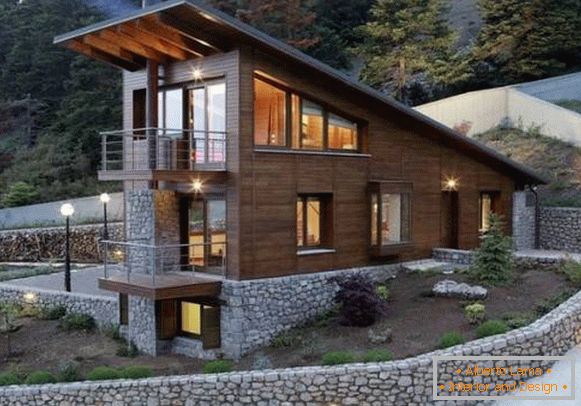 Una casa di legno a due piani e un seminterrato in pietra sulla foto