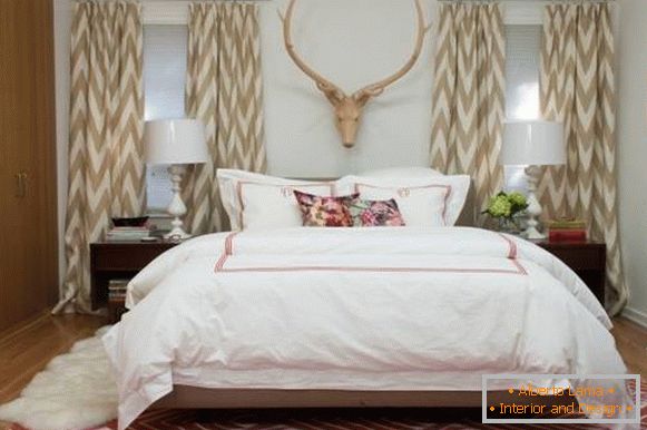 Bel design delle tende della camera da letto in colore beige