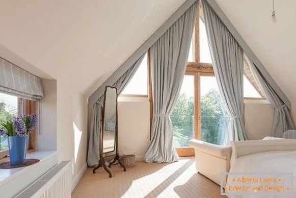 Design di tende nella camera da letto con balcone - foto in colore blu