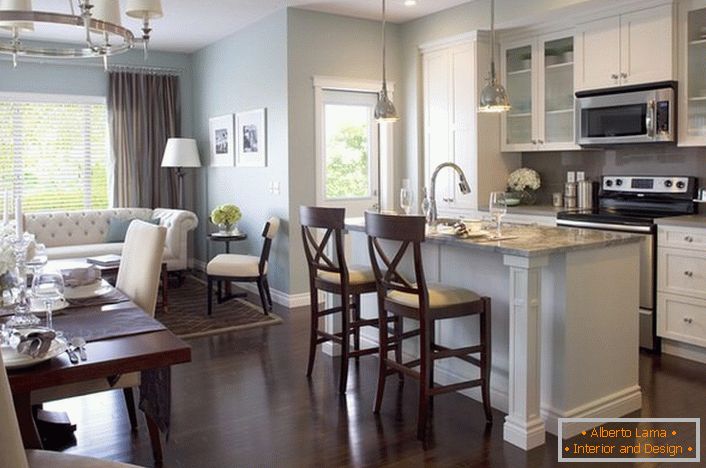 Scelto nello stile dell'area ricreativa, i mobili della cucina non rovinano l'umore generale di un ampio soggiorno.