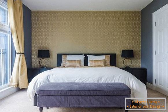 Interno della camera da letto in stile moderno e toni giallo-blu