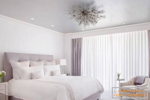 Design moderno della camera da letto in colore lilla
