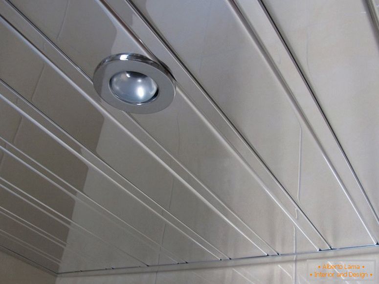 Rack-soffitto in alluminio nel bagno