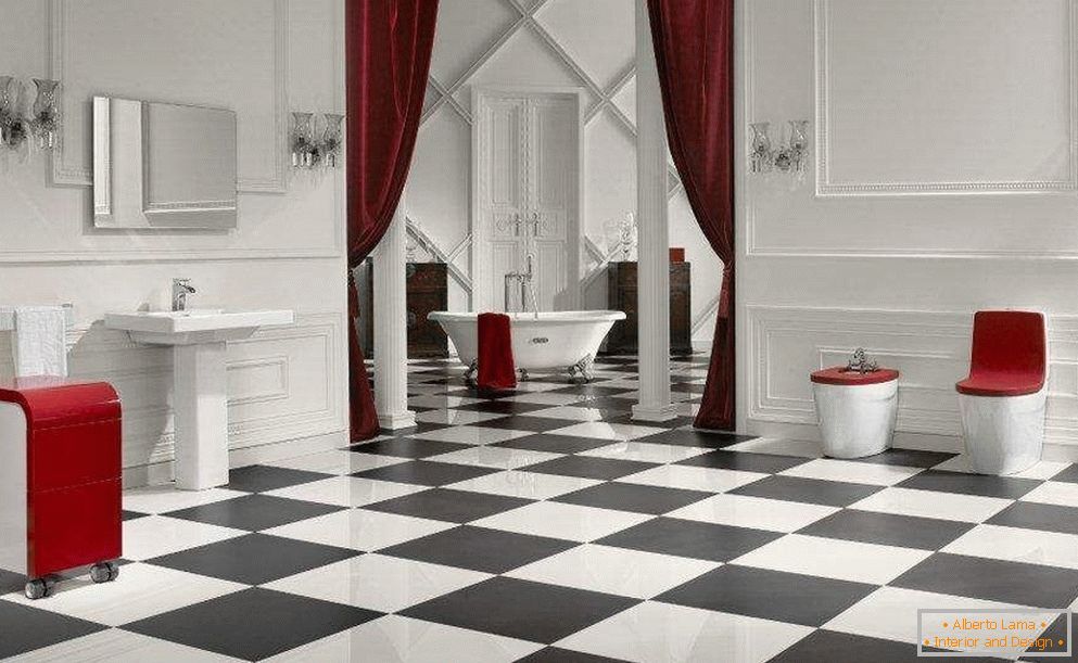 Interno del bagno con un pavimento di piastrelle a scacchiera