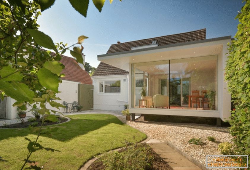 Una casa moderna con Garden Room Garden di Capital A Architecture