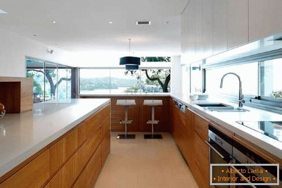 Bianco con interno cucina moderna marrone con finestra in casa privata