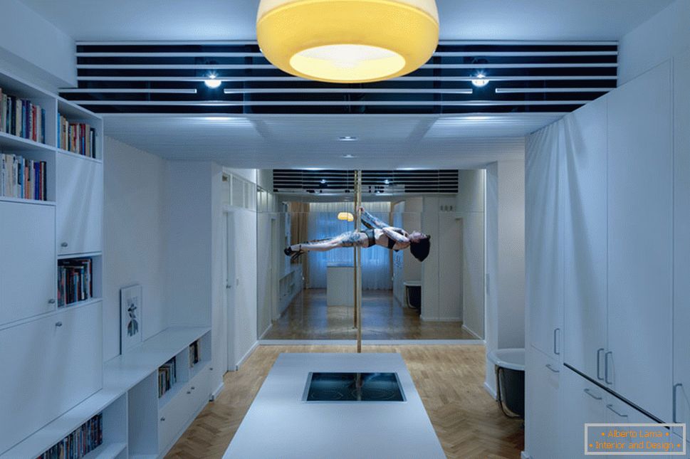 Design moderno di un piccolo appartamento - un palo nel mezzo della stanza