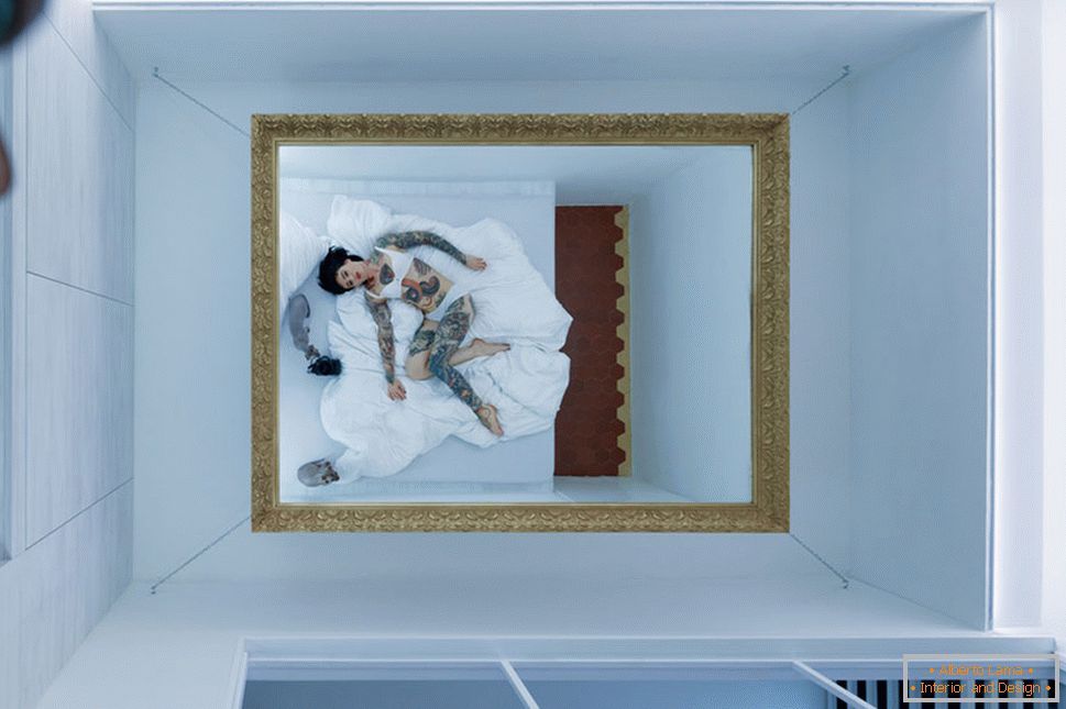 Design moderno di un piccolo appartamento - uno specchio sul soffitto