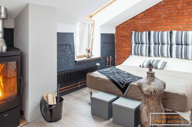 Camera da letto con un piccolo camino in stile loft
