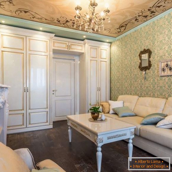 Elegante sala design in un appartamento con arredi e mobili classici