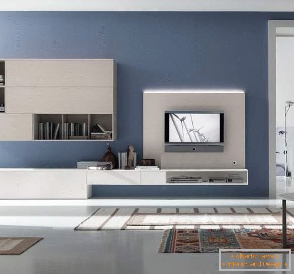 Il design della sala in un appartamento in un moderno stile high-tech e mobili bianchi