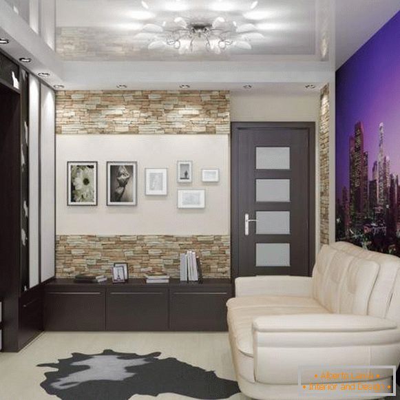 Il design della sala nell'appartamento con carta da parati sul muro