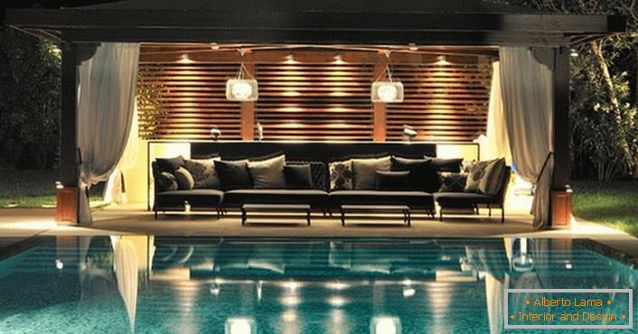 Pergolato in stile high-tech a bordo piscina - riposo confortevole in un interno moderno.