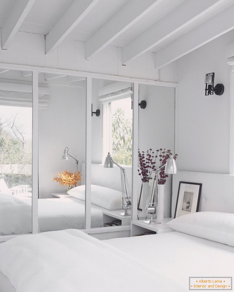 Specchio negli interni moderni della camera da letto bianca