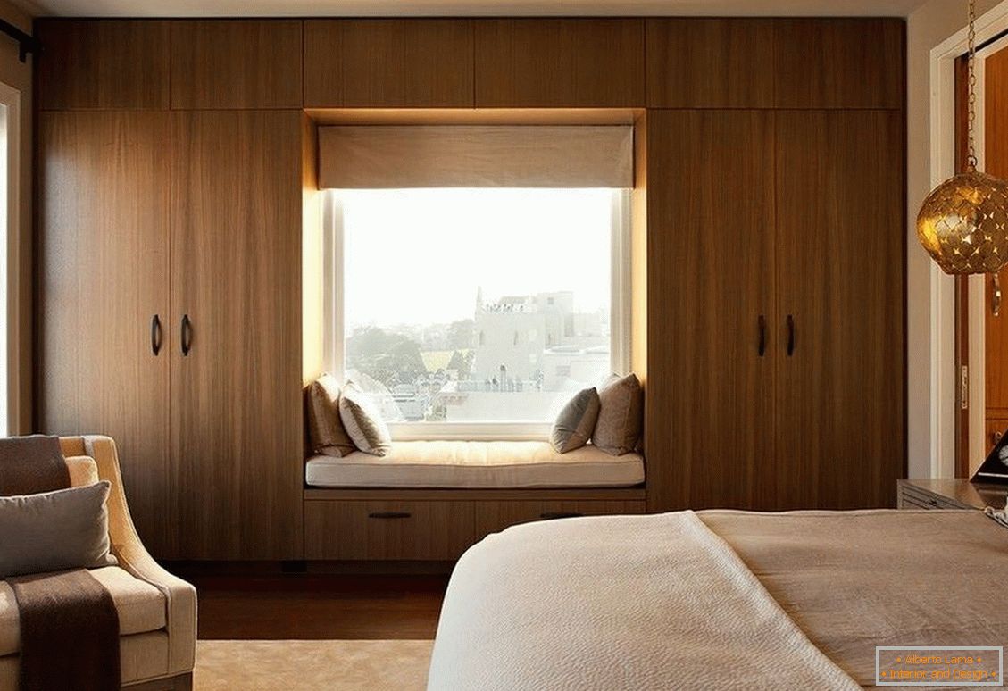 Design della camera da letto con due finestre
