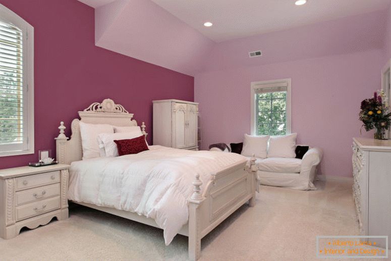 Camera da letto rosa della ragazza nella casa suburbana di lusso