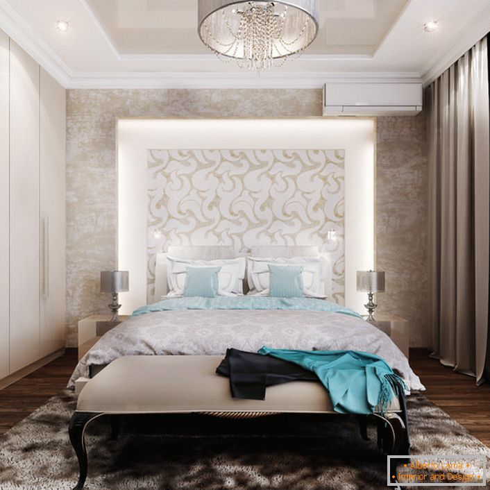 Un concetto di design sottile è un pannello decorativo illuminato nella testata del letto. Un'ottima soluzione per i fan da leggere prima di andare a dormire.