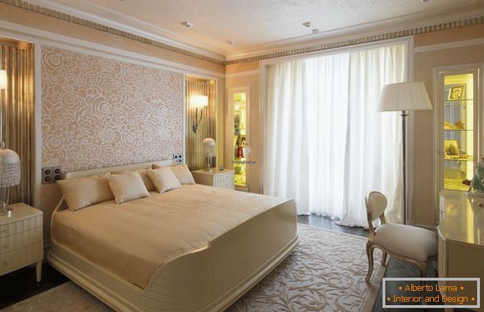 La camera da letto in colori beige chiaro con un ampio letto è perfetta per riposare e dormire. Il progetto di design è realizzato correttamente. In accordo con lo stile art deco, viene selezionata l'illuminazione esclusiva.