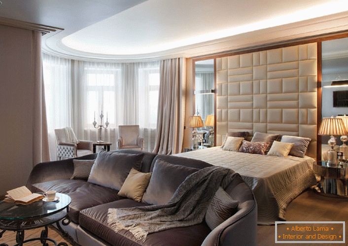 Una spaziosa camera da letto in stile Art Deco in un normale appartamento di città a Mosca.
