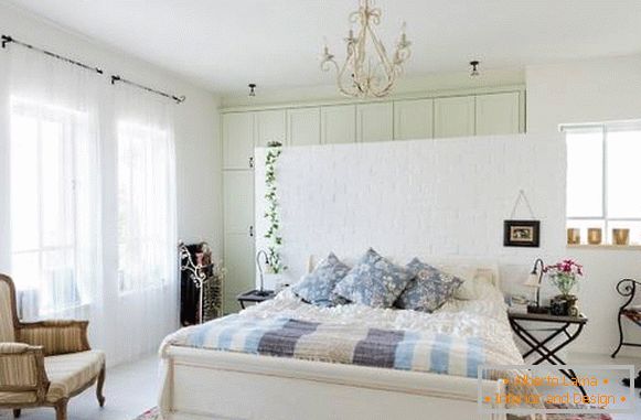 Camera da letto luminosa in stile provenzale e bellissimi colori