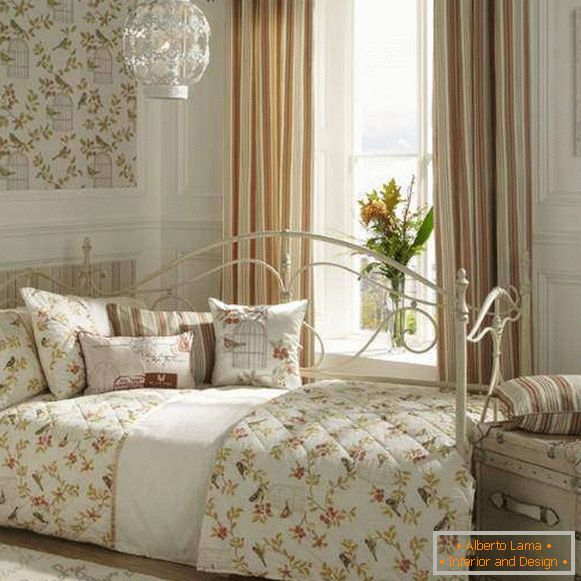 Il design elegante della camera da letto è chic chic con un divano in ferro battuto