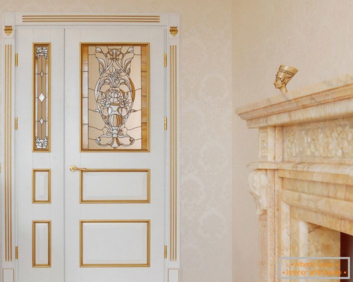 Il design delle porte in stile Art Nouveau è moderatamente sobrio e raffinato. Il colore bianco della tela si combina armoniosamente con i dettagli decorativi in ​​oro.