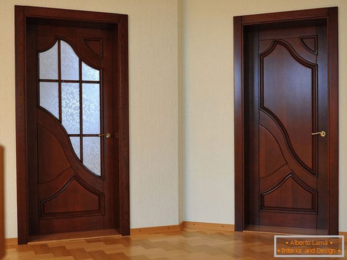 Porte in stile Art Nouveau nella hall di una casa di campagna. Alcuni portano al soggiorno, altri al bagno.