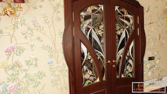 Uno dei requisiti dello stile modernista è la naturalezza dei materiali utilizzati. Le porte interne realizzate in legno naturale Wenge sono decorate con interessanti vetrate colorate. 