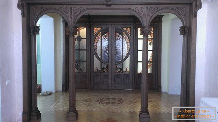 Le porte d'ingresso in stile Art Nouveau sono fatte di legni scuri di legno costoso. La sala completa di tali porte sembra solenne e pomposa. 