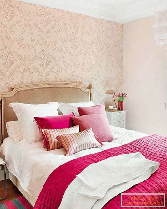 Una combinazione di rosa brillante e champagne nel design del letto
